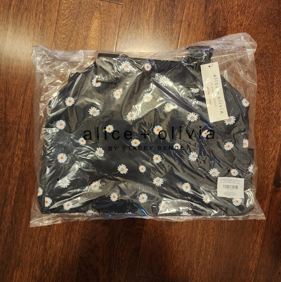Alice + Olive Black Daisy Print Duffle Bag - Picture 4 of 6